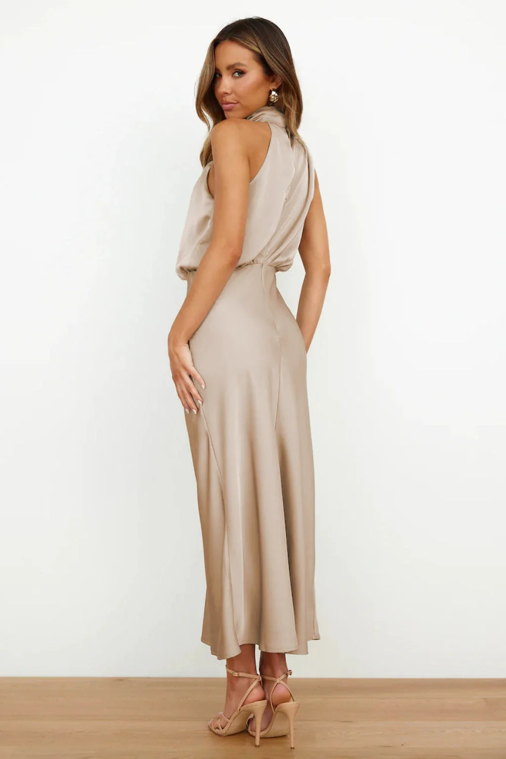 MARIANA | Vestido con Escote Americano